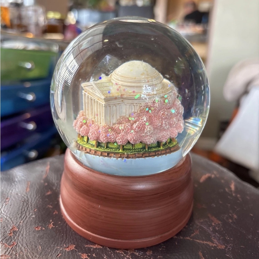 Washington DC Smithsonian Jefferson Memorial Cherry Blossom Snow Globe.  Gorg!